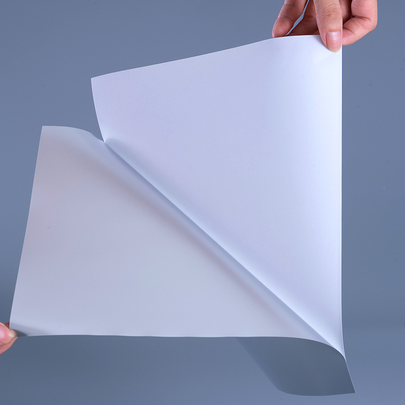 Vật liệu nhãn màng polyester bạc mờ 50mic có keo acrylic gốc nước và lớp phủ gốc nước